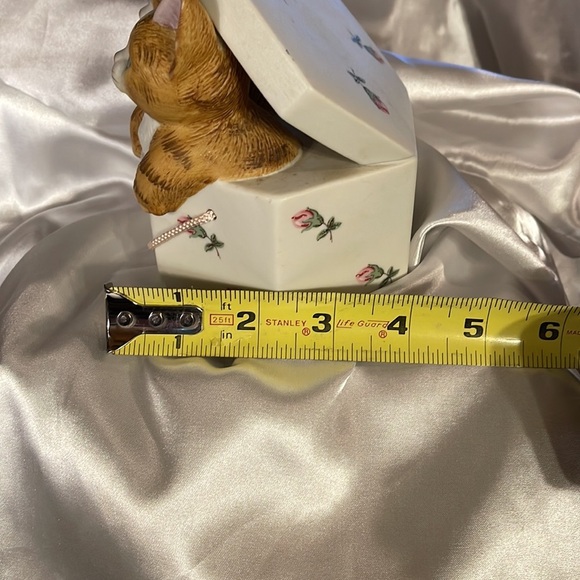 Ceramic MANN Music Box plays “Memories”from Cats. - Picture 9 of 9
